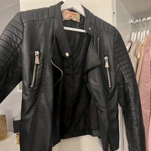 Chiquelle skinnjacka  - Säljer min chiquelle skinnjacka som inte kommer till användning 