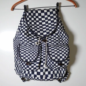 Rutig ryggsäck - En rutig ryggsäck med lock, stängs med snöre som dras åt. Hemsydd🌱