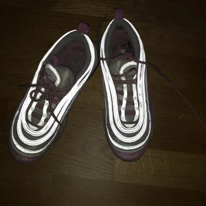 Nike skor köpta for ca 1600 - Vitta och rosa Nike skor , Ganska bra skick buda från 600 kr och uppåt