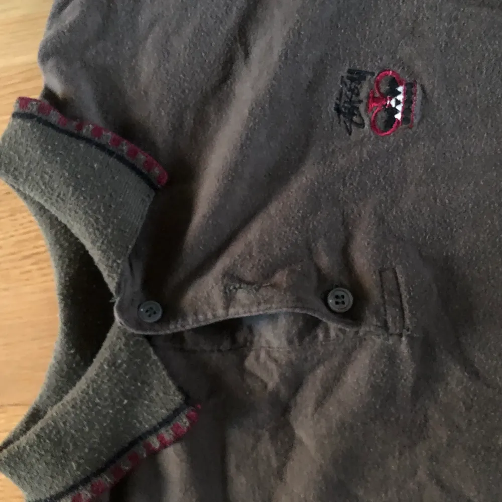 Grön/brun stussy pike tröja i storlek L. Köpte den begagnat för några år sen och använt Max 5 gånger. En knapp är borta. Kan fraktas eller mötas upp i Stockholm:). T-shirts.