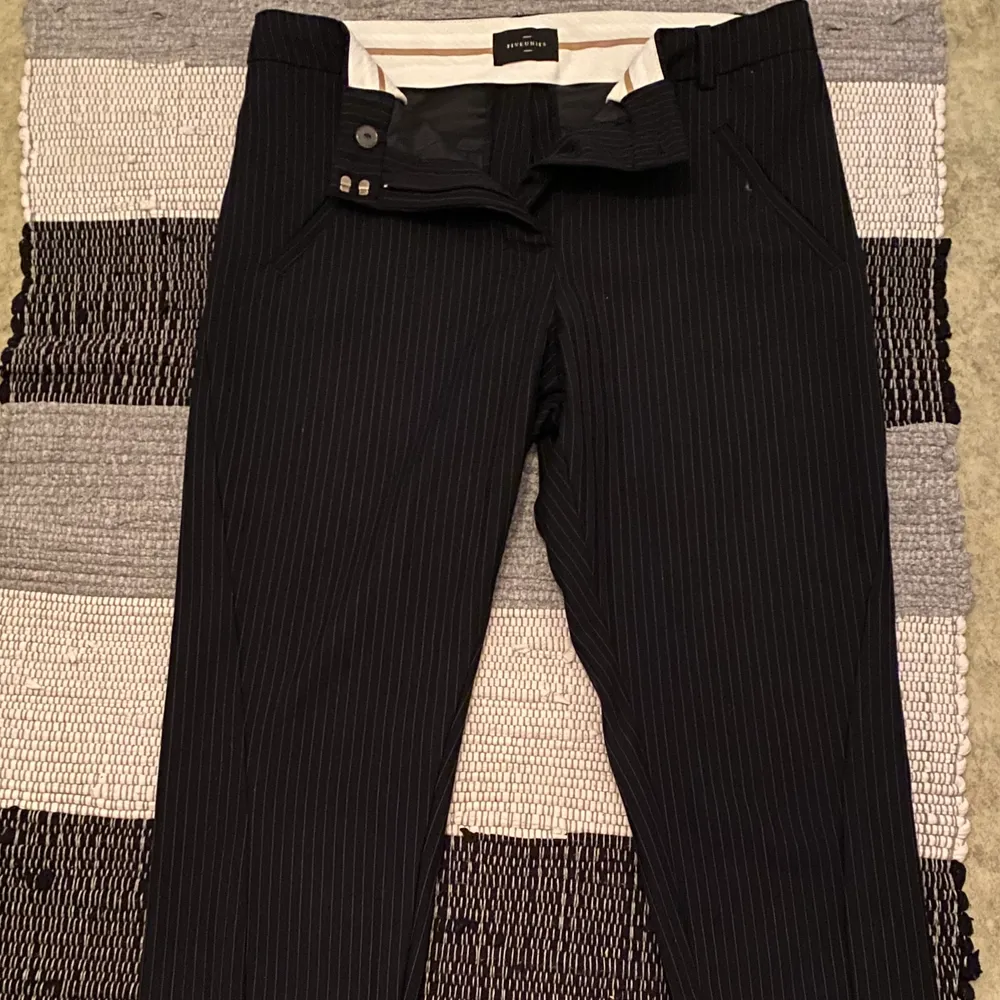Low waisted kostymbyxor med färgen black panni (st: 27!) oanvända eftersom byxorna blev för små. Perfekt skick samt inget spår av användning💕. Jeans & Byxor.