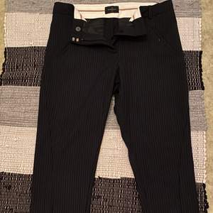 Low waisted kostymbyxor med färgen black panni (st: 27!) oanvända eftersom byxorna blev för små. Perfekt skick samt inget spår av användning💕