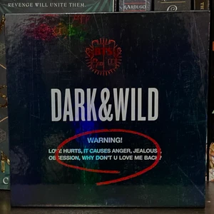 BTS ALBUM - DARK&WILD - knappt öppnad alls, prima ballerina kvalité, allt är som nytt. innehåller allt som de bör innehålla; photocards, CDs, fotobok. 