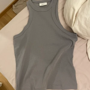 Topp - Säljer detta oanvända linnet i ribbat material. Storlek L men skulle även passa bra på en M. 💕