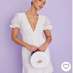 Studentklänning  - Säljer denna jättefina virkade klänningen från Kiss the Sky! Perfekt till student, skolavslutning eller varför inte midsommar 🥳 beställd från Nelly där den nu är helt slutsåld! Storlek M men passar även en S! Helt oanvänd med lappar kvar ⭐️