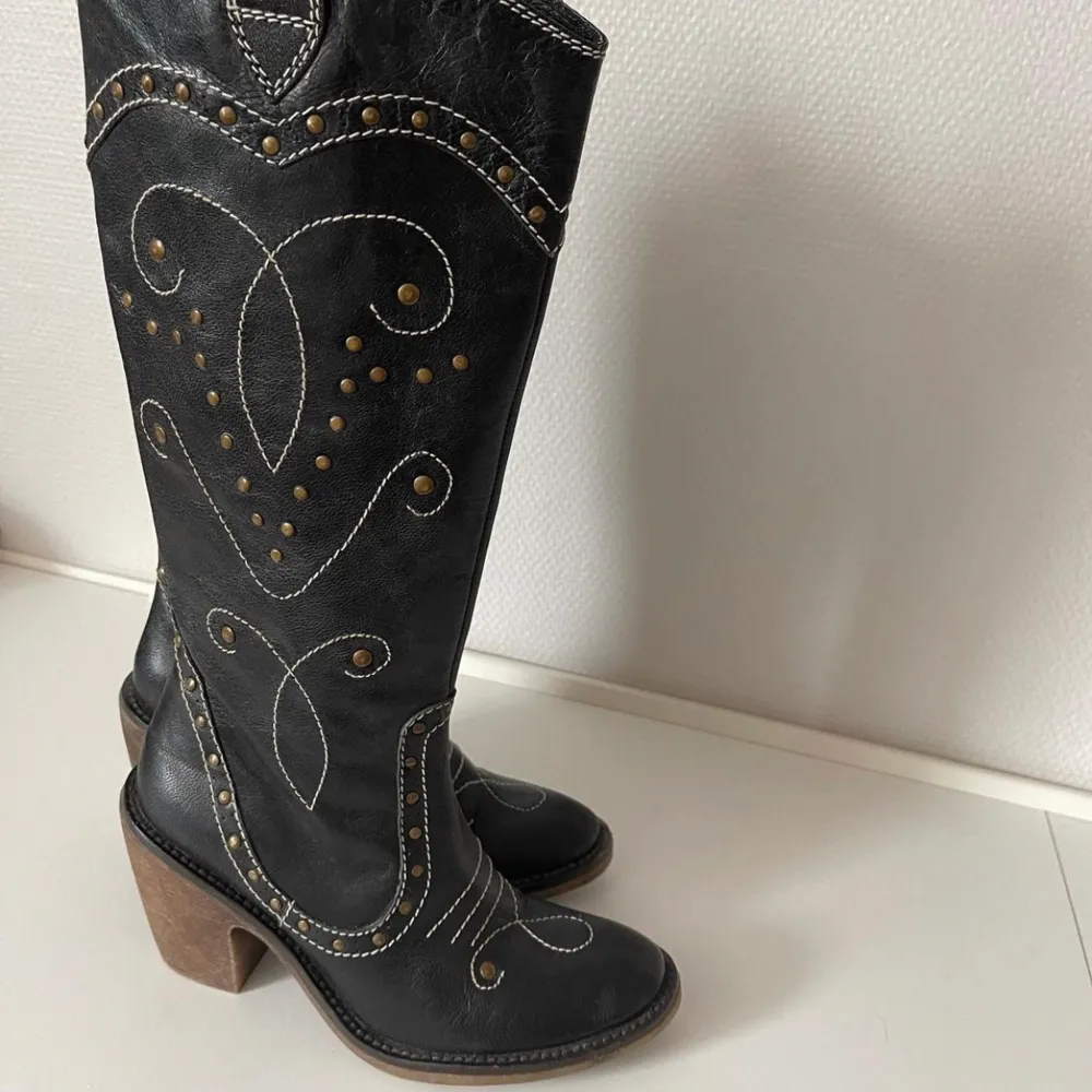 Coola och unika cowboy boots i fint skick, skriv vid intresse ❤️                                                                              Vid snabb affär 220kr inklusive frakten😊. Skor.