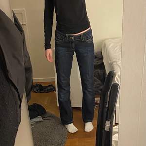 Jättefina lågmidajde jeans som jag säljer pga att de inte passar. Är i gott skick, endast använt ett fåtal gånger. Skulle passa bra på en XS. De har fin skimmrig tråd i sömmarna. 