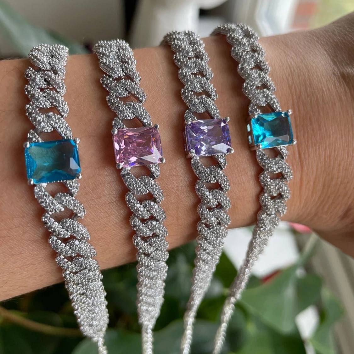 Armband med zirkon stenar