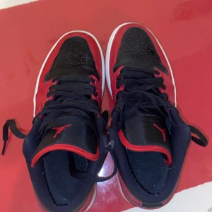 Jordan Röda Lows. EU 40 - Jordan röda storlek 40. Använda typ 2 veckor sen bara stått i hyllan