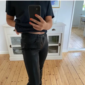 glansiga jeans - Glansiga jeans från zara, sista bilden är från hemsidan dock har glansen gått bort en del från mina så de är lite mer matta. Jättesnygga