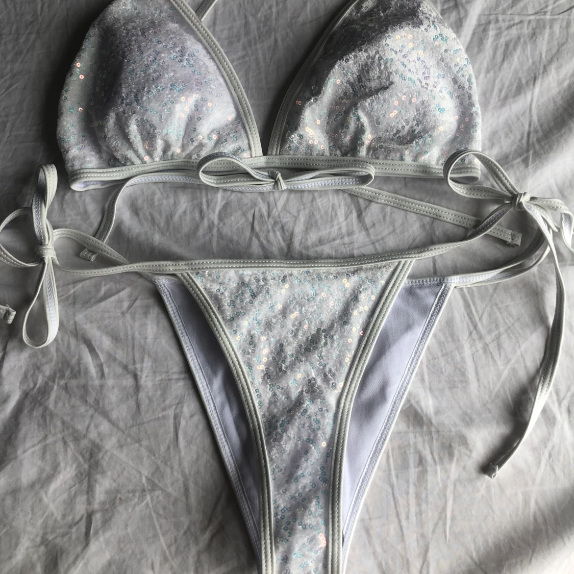 Glittrig bikini vit helt ny  - 90