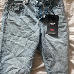 Oanvända Levis 501 - Säljer mina 501or i storlek 28x30!