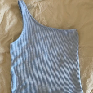 Blå topp  - En oneshoulder topp från Gina i fint skick💙