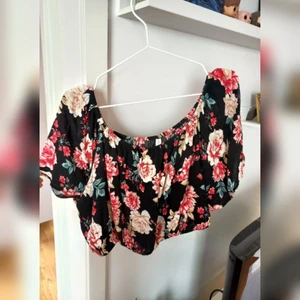 Blus blommig - Blus i god kvalité.