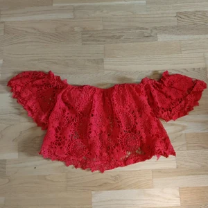 Supersöt röd topp, Size S/M - En röd ättesöta sommar topp, Aldrig använt! Frakt ej inkluderat men priser går att diskutera 😆(skriv till mig kring fler frågor o bilder)