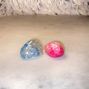  Krackelerade bergskristaller💙💗 - Bergkristallens energi symboliserar klarhet, vakenhet, balans och samklang. Den sägs harmonisera och sammanlänka vårt medvetande och vår närvaro med universums existentiella kraft. Det sägs att bergkristallen kan transformera, förstärka, fokusera och balansera energi.💙💗 Såklar 100% äkta✨