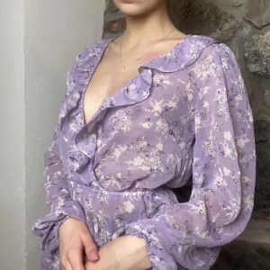 lila blommig blus - fint skick🤍 köp nu är på!
