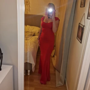 Elegant långklänning - Super fin och elegant lång klänning som framhäver figuren, bara testad