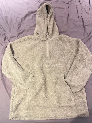 Peak Performance fleecetröja  - Beige teddyfleece från Peak Performance, använd 2-3 gånger. Storlek L.