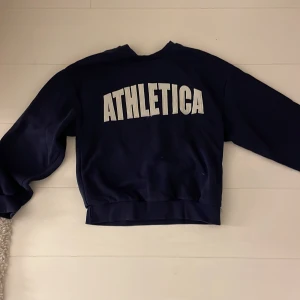 Mörkblå tjock tröja med vit tryck  - Oanvänd mörkblå tröja me vit tryck 