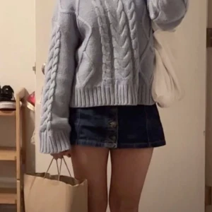 Button up jeans kjol - SUPER SÖT butten up jeans kjol från zara!! Så fin nu till i sommar🌸Storlek Xs, säljer för 60kr + frakt