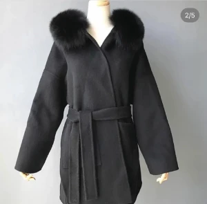 Päls kappa  - Mitt förra konto blev jag utloggad på detta är mitt nya jätte bra skick på jackan {Priset går att diskuteras}