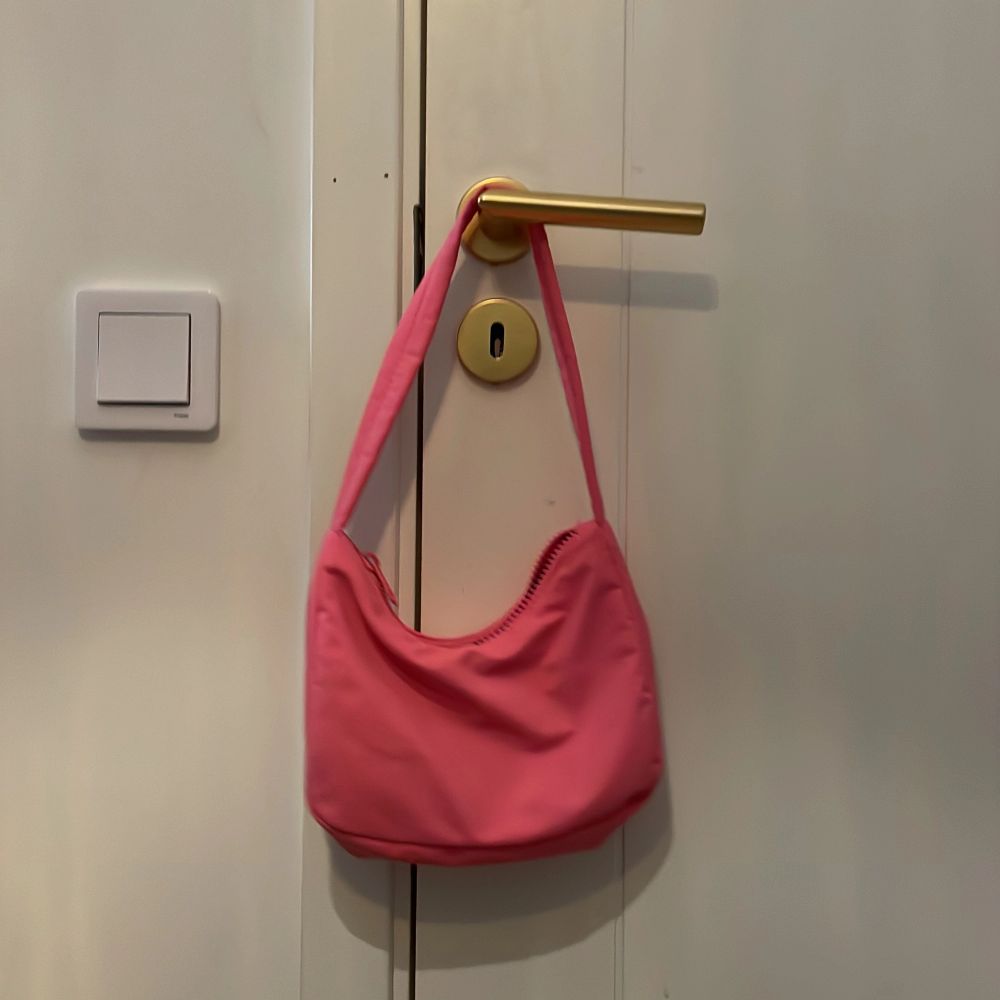 En fin axelräms väska i hot pink, köpt från Gina tricot inför en fest och endast använd den gången, inga fläckar eller slitage. Super söt! . Väskor.