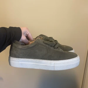 Axel arigato  - Säljer dessa sneakers i en snygg grön färg som inte finns att få tag på längre. Väldigt fint skick då dem  endast är använda ett fåtal gånger, box medföljer om så önskas 