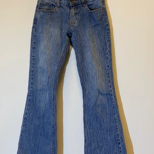 Low Waits jeans - Jeans som är köpta på Plick. Jeansen är uppsydda några cm i benen så hade kanske passat någon runt 160cm. Annars bra kvalite. 