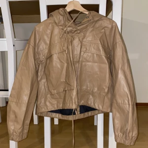 Oanvänd jacka! - Oanvänd Zara-jacka i storlek M/L. Croppad modell som är true to size.  Köpare står för frakt:)