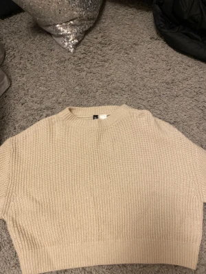 Stickad tröjaa - En beige stickad tröja. Modellen är kortare. Ärmarna är stora. Skriv privat för fler bilder🥰skriv privat om priserna