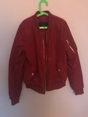 Röd bomberjacka  - Röd bomberjacka från ONLY använd några gånger storlek xs