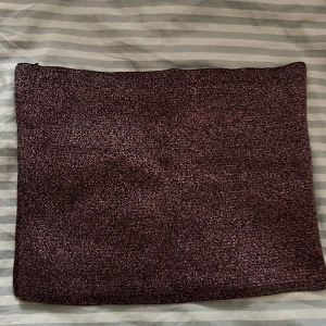 Bandeutopp zara - Glittrig bandeutopp från zara i storlek M! Första bilden visar färgen bäst 💕passar så bra till en blazer på utgångar!