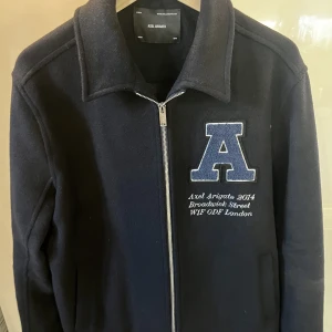 Axel arigato cardigan - Hej jag säljer nu min arigato cardigan pga storleken. Har växt lite för mycket och den har blivit lite för liten. Den är i väldigt bra skick och har inga skador eller hål på sig. Den är fortfarande som ny. Inte använd förutom juni juli förra året👍