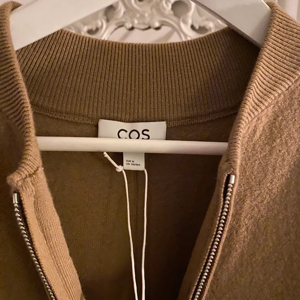 Cos zip up tröja. Helt oanvänd med prislappen kvar. Köpt för 990 kr.. Tröjor & Koftor.
