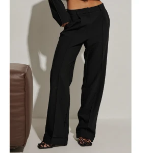 Kostymbyxor Hannaschönbergxnakd  - Skitsnygga kostymbyxor från Hanna Schönbergxnakd🖤🖤 älskar dom men kommer tyvärr inte tillräckligt mycket till användning!! Bra skick!! Helt slutsålda på hemsidan 