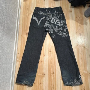 Silver embroidery baggy jeans y2k - Fina baggy silverbroderade jeans som jag använt mycket(slitage visas på bilderna) men det syns inte så mycket on shoe. Nypris 1000 mitt pris 199.använd gärna köp  nu och kolla in min profil👌 pris kan alltid diskuteras😊 tveka inte att skriva