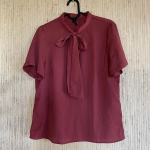 Knytblus - Kortärmad knytblus i underbar färg! Använd 2-3 gånger. 