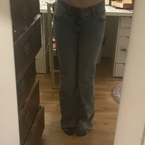 HM LOW WAIST  - Säljer nu mina jätte eftertraktade jeans, låg midja, bootcut ben. ❤️ oftast slutsålda, dessa är i storlek 38 men jag anser att dem är små i storleken. Endast använda 1 gång så inga defekter. Sista bilden visar färgen mer! 