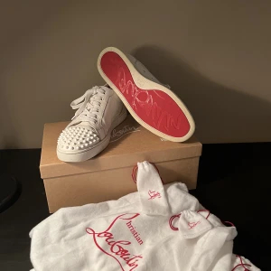 WTS Vita Loubs  - Tja! Säljer ett par vita Christian Louboutins Calf Leather🤍🤍🤍  Size: 44 Cond:8/10 BIN: 3750kr Bud: 3500 För frågor eller annat, DM:) 