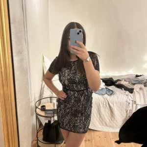 Cocktailklänning strl XS 60kr - Superfin cocktailklänning XS från Vila  Mörkblå spets  Köpare står för frakt / mötas i Uppsala  Säljer mer kläder, vid köp av fler plagg kan paketpris ordnas