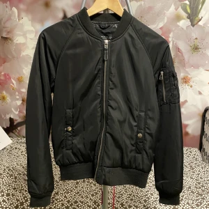 50 - Schysst bomberjacka från laget 157.  Är i bra skick. 