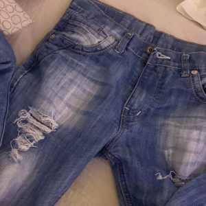 DOLCE GABBANA jeans - Låg minskade jeans. Dem är utsvängda där nere men ändå straight. Dem passar folk som har xxs-s. Ni kan se hur den sitter på min TikTok timealifestyle