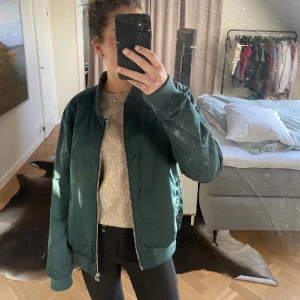 Grön bomberjacka - Säljer min jättefina bomberjacka, passar så bra till våren! Säljer pga att den är lite för stor för mig som vanligtvis är en s, men sitter ändå snyggt oversized! 
