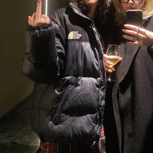 North Face mörkblå (acceptabelt skick)  - Säljer min North Face jacka i storlek M/L kvinna!  Denna jacka är i acceptabelt skick därav priset.  Jackan har tappat en del dun, samt att dragkedjan krånglar lite ibland om man inte får upp den med rätt teknik. Trots detta är jackan fortfarande varm♥️