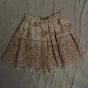 Liz Lisa kjol - Kjol från Liz Lisa med inbyggda shorts, super söt men passar inte riktigt min stil! Är köpt second hand men är i mycket gott skick.