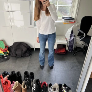 Lågmidjade Jeans - Ett par supersnygga lågmidjade jeans från veromoda. Andvända ett fåtalgånger och säljer då dem inte kommer till användning. 