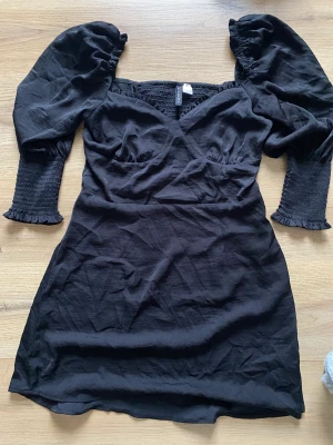 Jättesöt klänning  - Söt Klänning stl 42 men passar mig som är M 