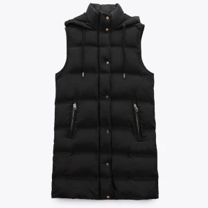 Zara  - Säljer min fina Zara väst! Den är däremot helt ny och bara är använd en gång. Den är ganska oversized, så passar olika storlekar och är inte bara riktad mot en. för egna bilder kom privat. Passar bra nu inför våren.