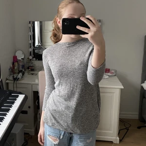 Stickad tröja  - Säljer denna stickade tröja, super fin. Öppen i ryggen 